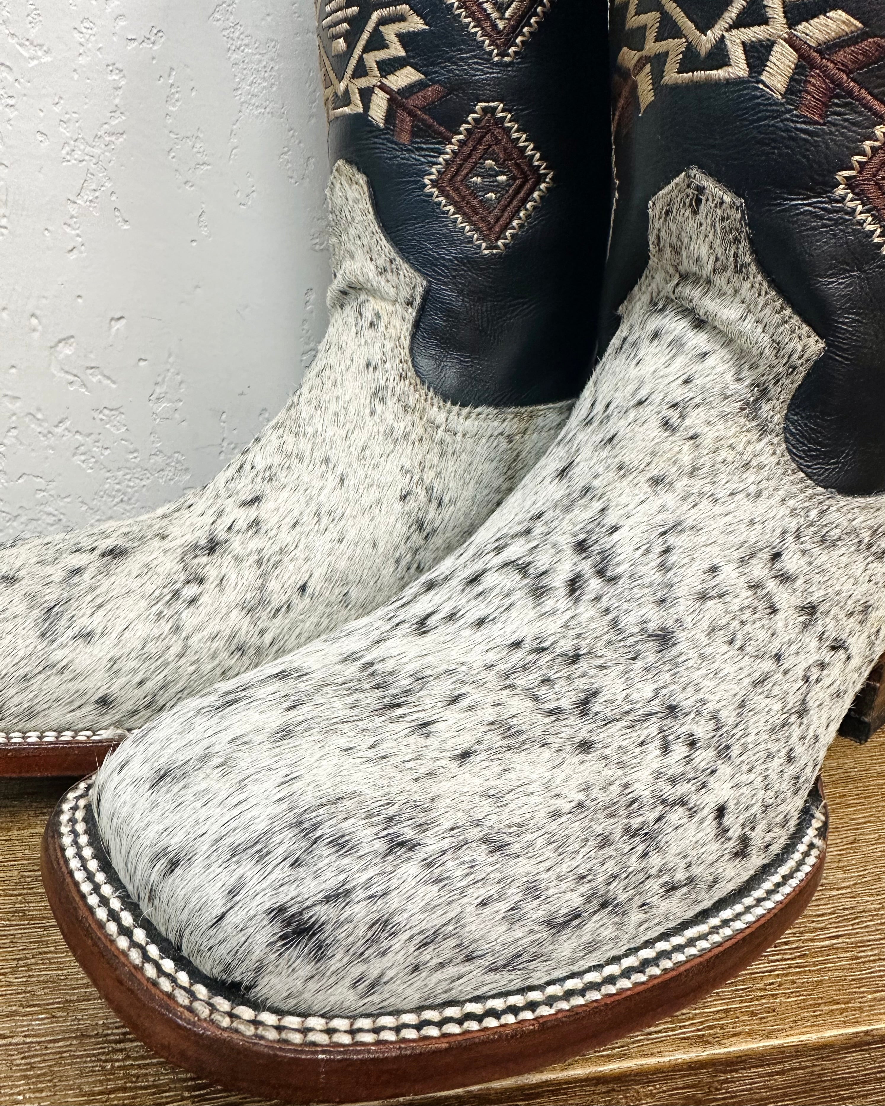 El Malcreado Natural Hair-On Cowhide Boots