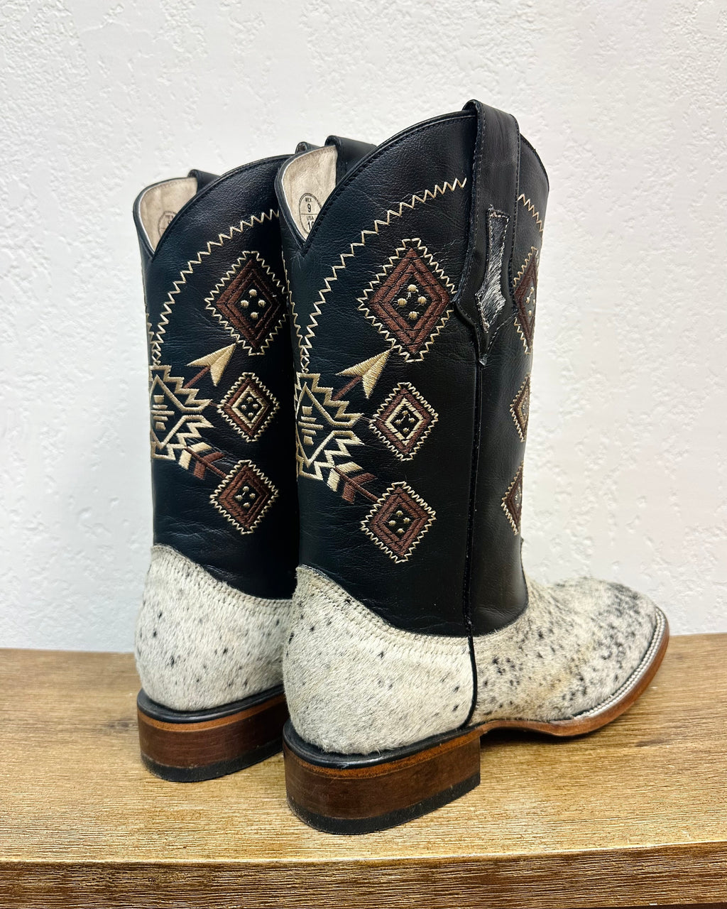 El Malcreado Natural Hair-On Cowhide Boots